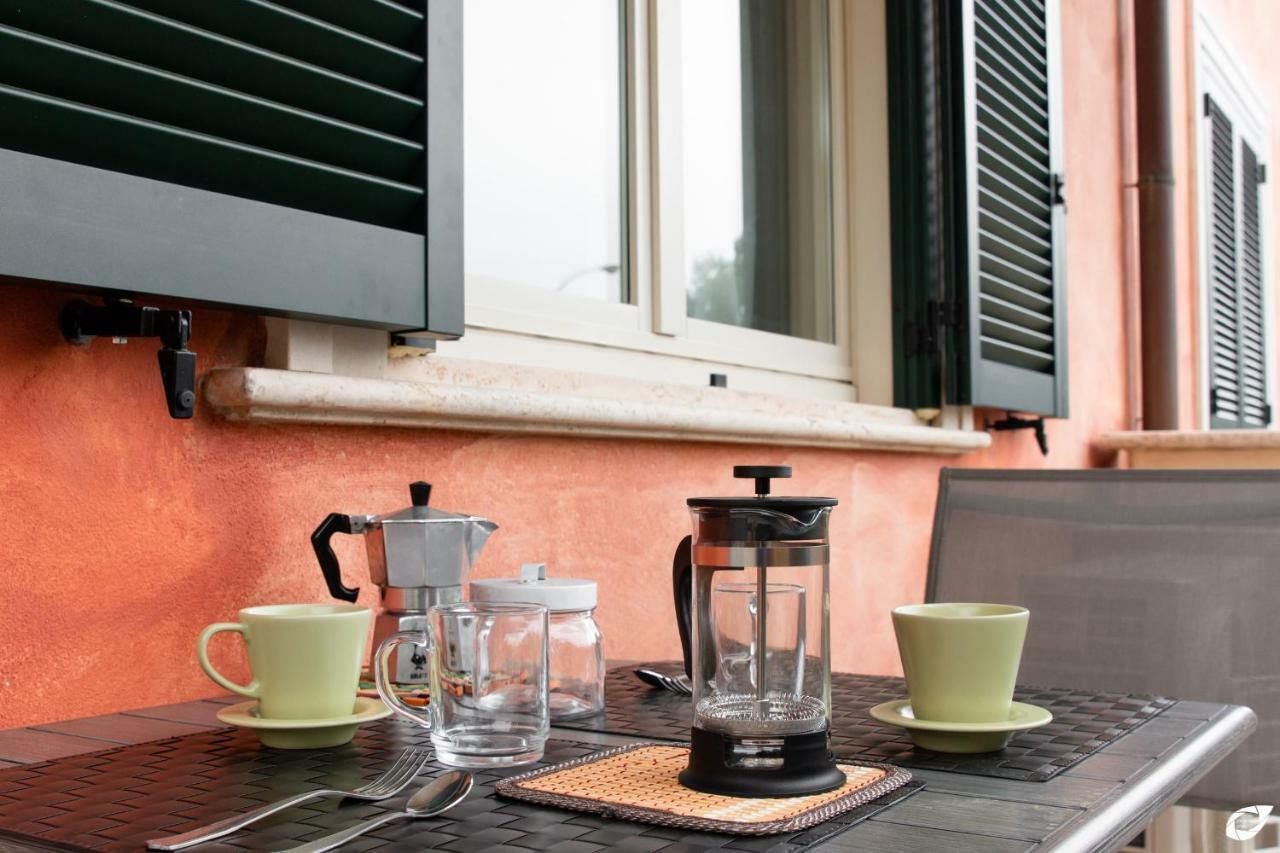 2-Bedroom Apt, With Balcony & Aircondition - 50 M From The Beach Marina di Pietrasanta Exteriör bild
