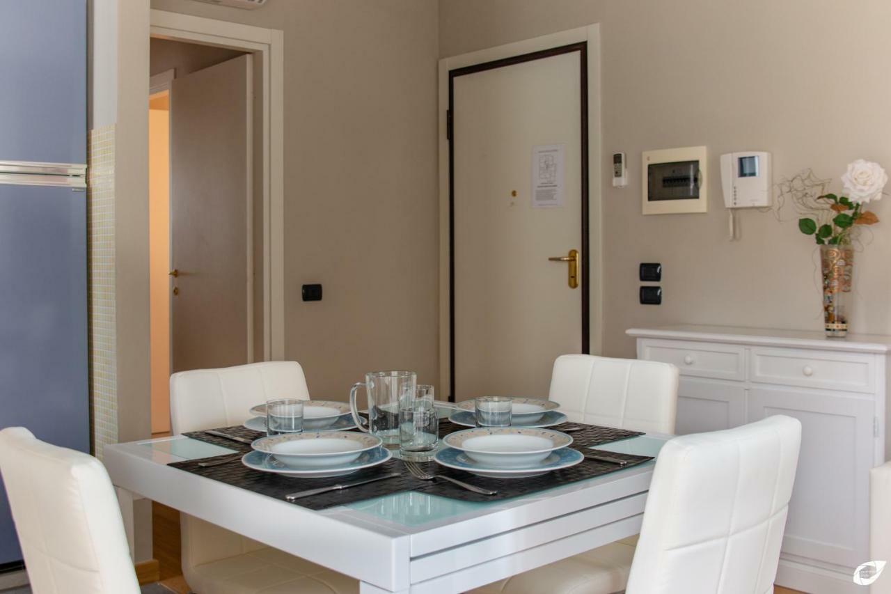 2-Bedroom Apt, With Balcony & Aircondition - 50 M From The Beach Marina di Pietrasanta Exteriör bild
