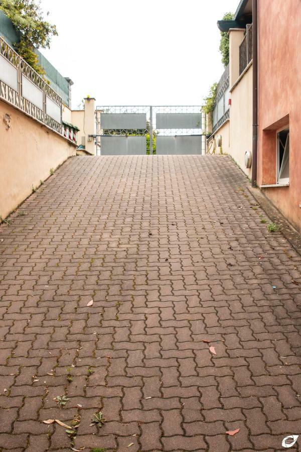 2-Bedroom Apt, With Balcony & Aircondition - 50 M From The Beach Marina di Pietrasanta Exteriör bild