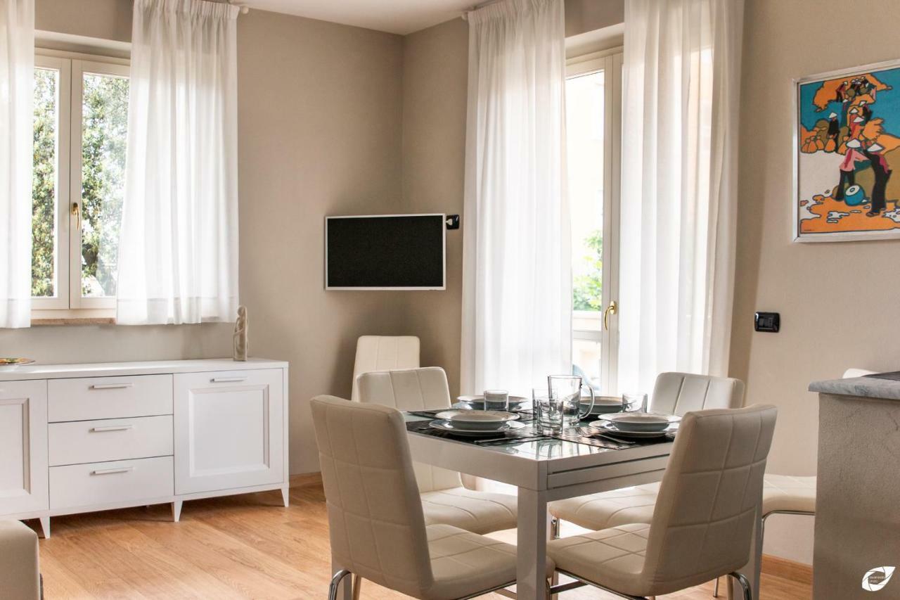 2-Bedroom Apt, With Balcony & Aircondition - 50 M From The Beach Marina di Pietrasanta Exteriör bild