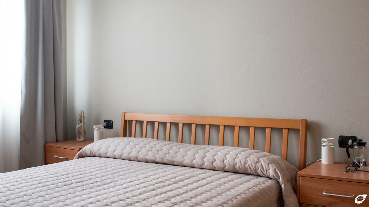 2-Bedroom Apt, With Balcony & Aircondition - 50 M From The Beach Marina di Pietrasanta Exteriör bild