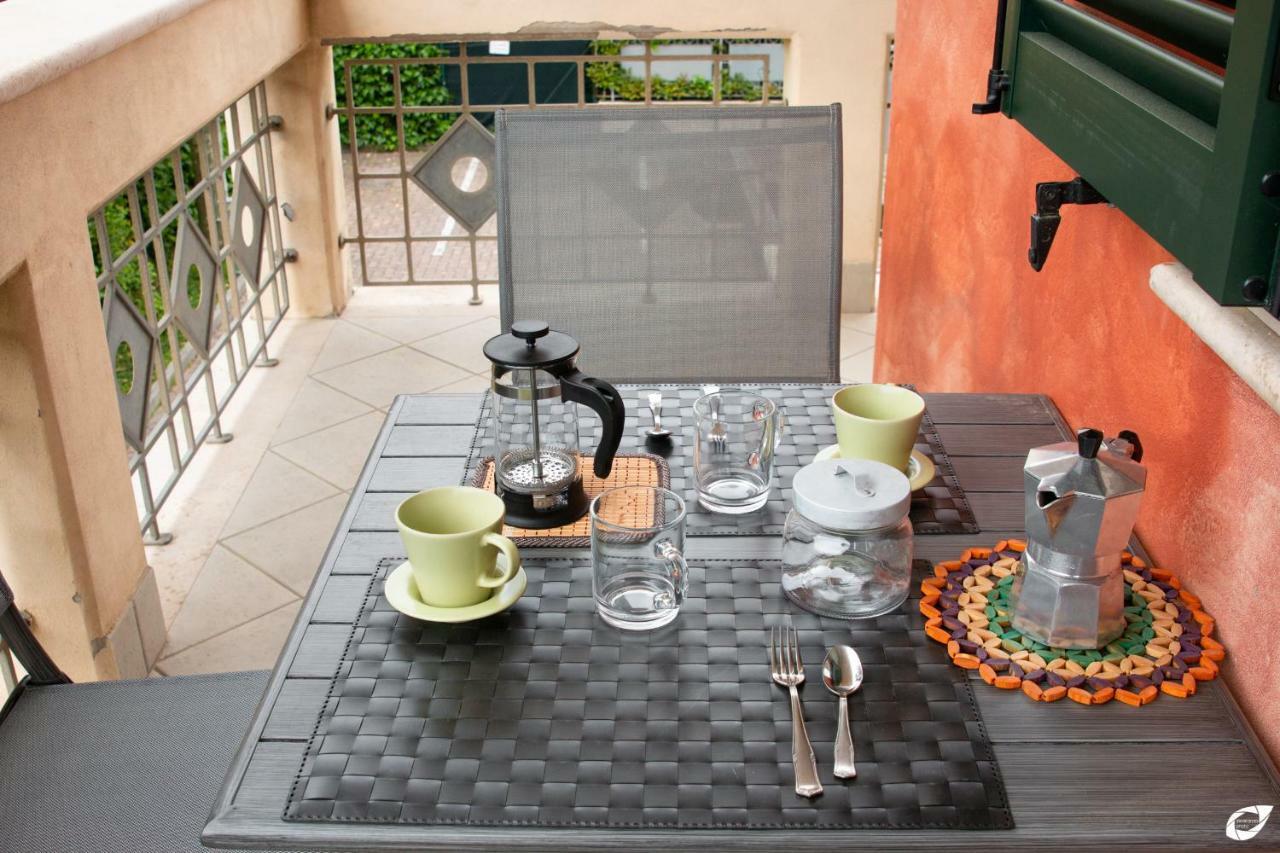 2-Bedroom Apt, With Balcony & Aircondition - 50 M From The Beach Marina di Pietrasanta Exteriör bild