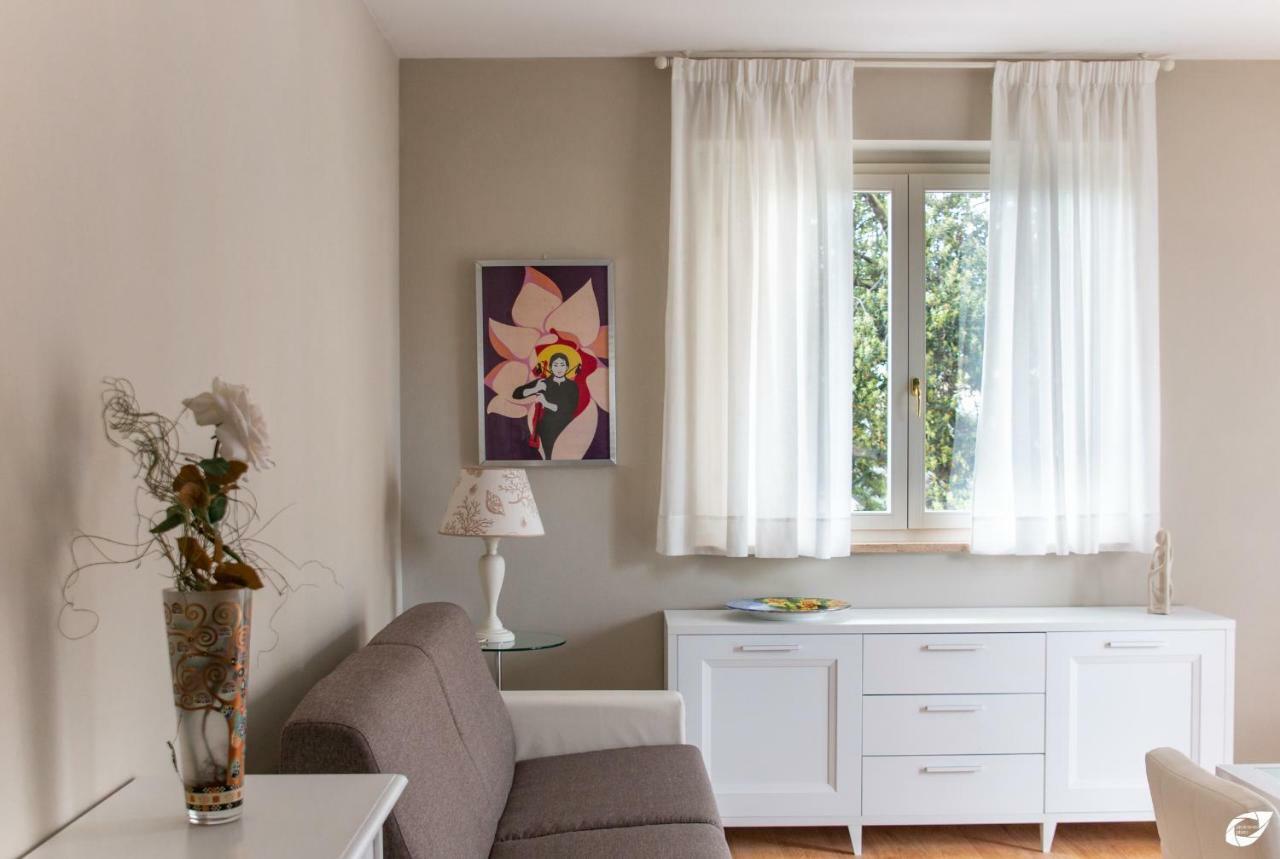 2-Bedroom Apt, With Balcony & Aircondition - 50 M From The Beach Marina di Pietrasanta Exteriör bild