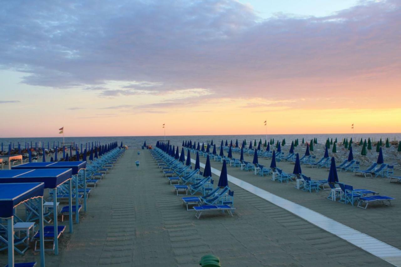 2-Bedroom Apt, With Balcony & Aircondition - 50 M From The Beach Marina di Pietrasanta Exteriör bild